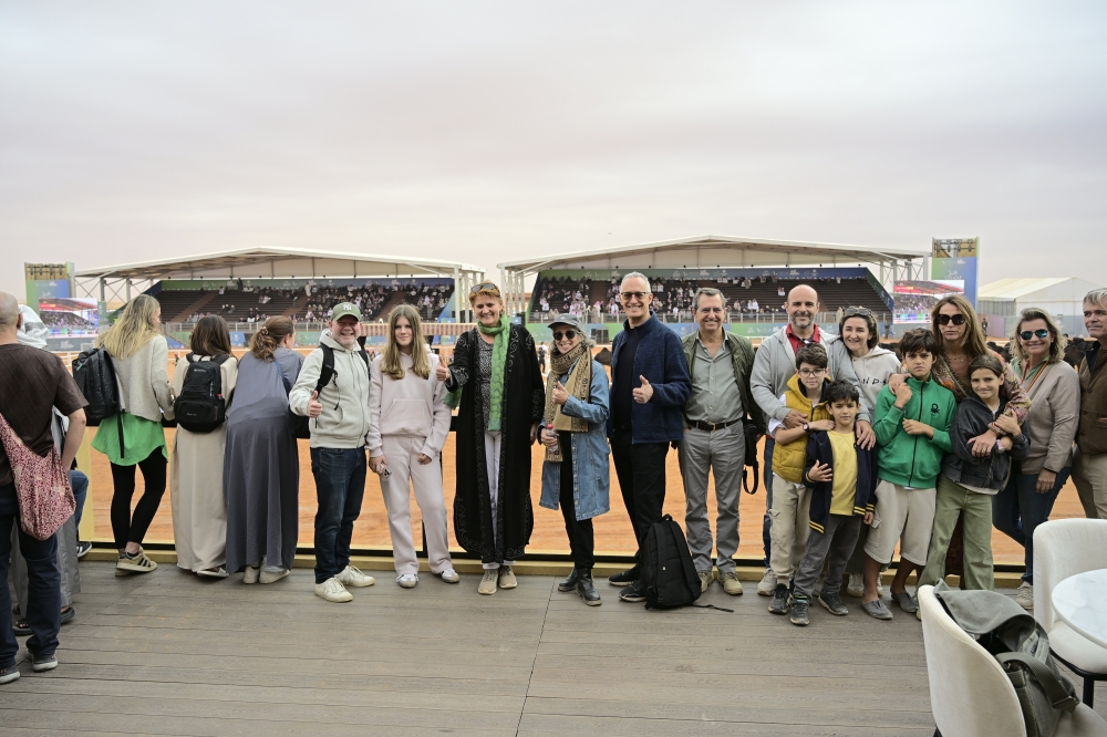 100 سائح من 18 دولة يوثقون حضور منافسات مهرجان الملك عبدالعزيز للإبل 24 100-سائح-من-18-دولة-يوثقون-حضور-منافسات-مهرجان-الملك-عبدالعزيز-للإبل
