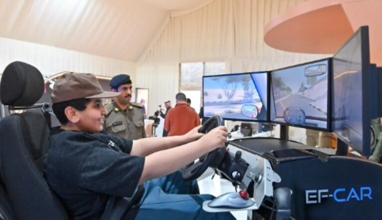 صور.-إتاحة-تجربة-القيادة-الآمنة-عبر-المحاكاة-لزوّار-معرض-واحة-الأمن