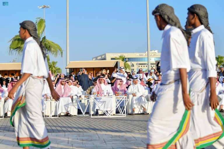 عروض-تراثية-وفنية.-مهرجان-جازان-يستهل-مشواره-بانطلاقة-كرنفالية