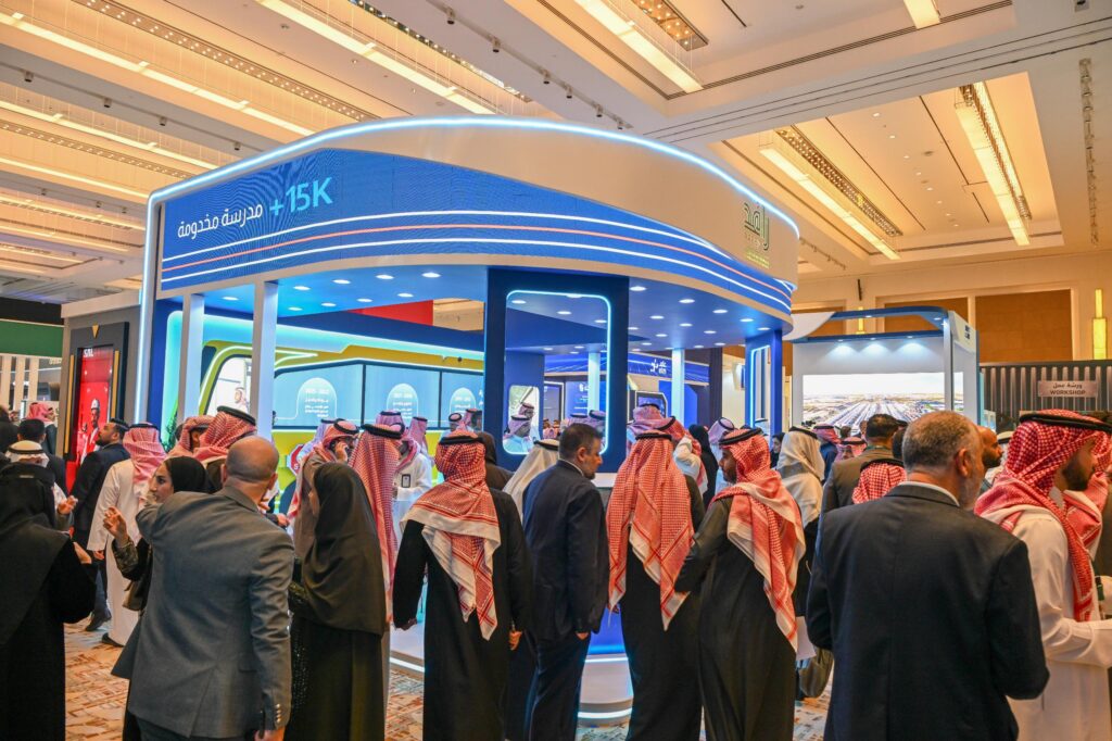 "رافد" تختتم مشاركتها في مؤتمر سلاسل الإمداد بتوقيع مذكرة تفاهم للنقل المستدام وتستعرض حلول إدارة الأساطيل 86 IMG 20251218 WA0009