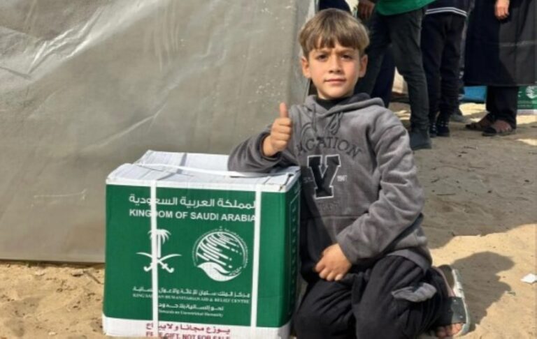 صور.-مركز-الملك-سلمان-يوزع-سلالًا-غذائية-على-النازحين-جنوب-غزة