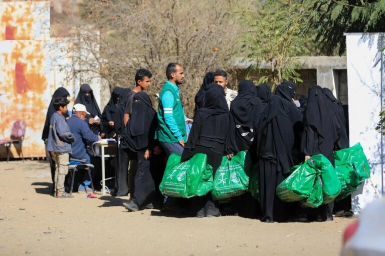 “الملك-سلمان-للإغاثة”-يوزع-947-قسيمة-لشراء-كسوة-الشتاء-في-تعز