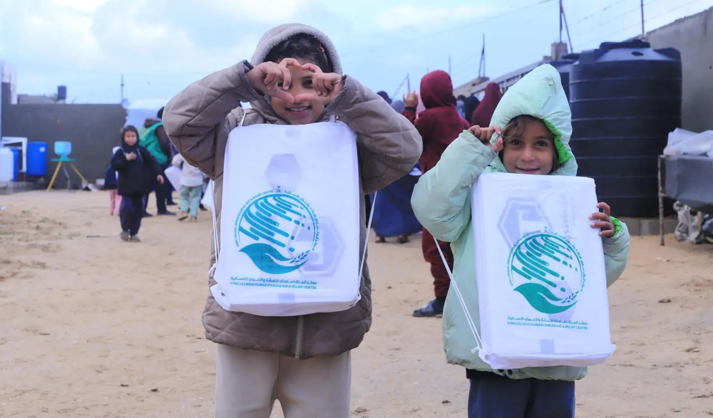 مركز-الملك-سلمان-يواصل-توزيع-الملابس-الشتوية-للأطفال-في-غزة