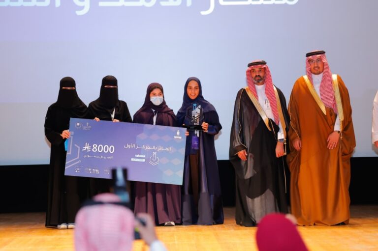 جامعة-الملك-عبدالعزيز-تختتم-هاكاثون-النمذجة-بالشراكة-مع-وزارة-النقل