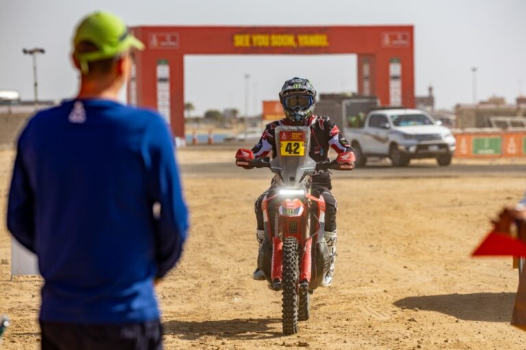 القطري-ناصر-العطية-يتمسَّك-بصدارة-الترتيب-العام-للسيارات.-والسعودية-دانية-عقيل-تحصد-المرتبة-الثانية