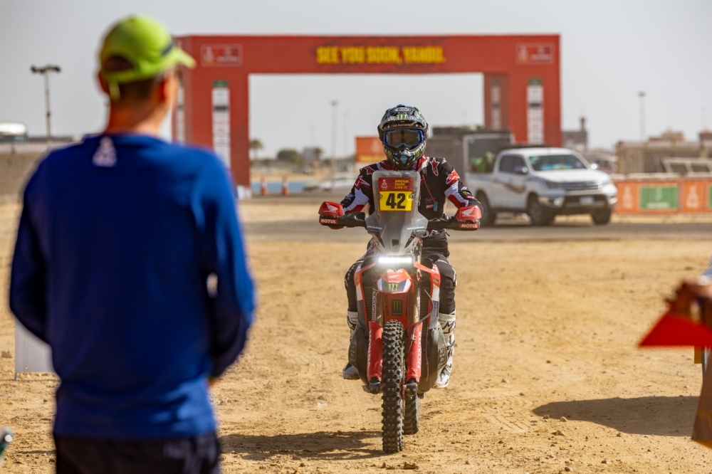 القطري-ناصر-العطية-يتمسَّك-بصدارة-الترتيب-العام-للسيارات.-والسعودية-دانية-عقيل-تحصد-المرتبة-الثانية