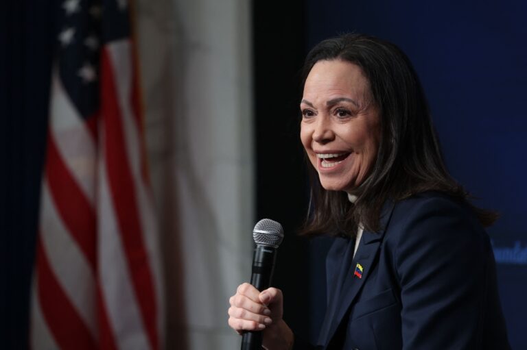 أول-تعليق-من-لجنة-نوبل-بعد-إهداء-ماتشادو-ميدالية-الجائزة-لترامب