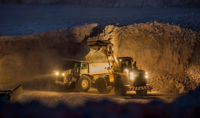 وزير-الصناعة-يبحث-تعزيز-التعاون-التعديني-مع-3-دول