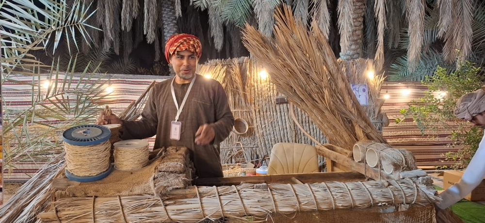 حرفي-يطور-صناعة-العرشان-والمظلات-الشعبية-بالأحساء