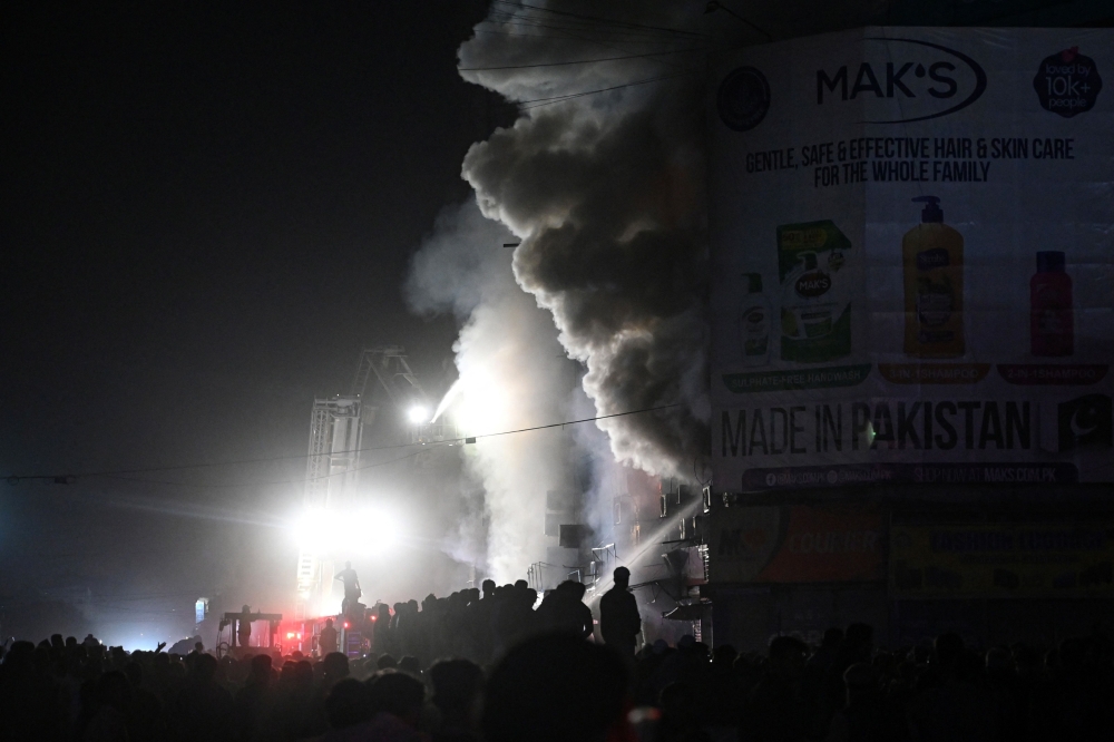 ارتفاع-ضحايا-حريق-مركز-تجاري-بجنوب-باكستان-إلى-21-قتيلًا