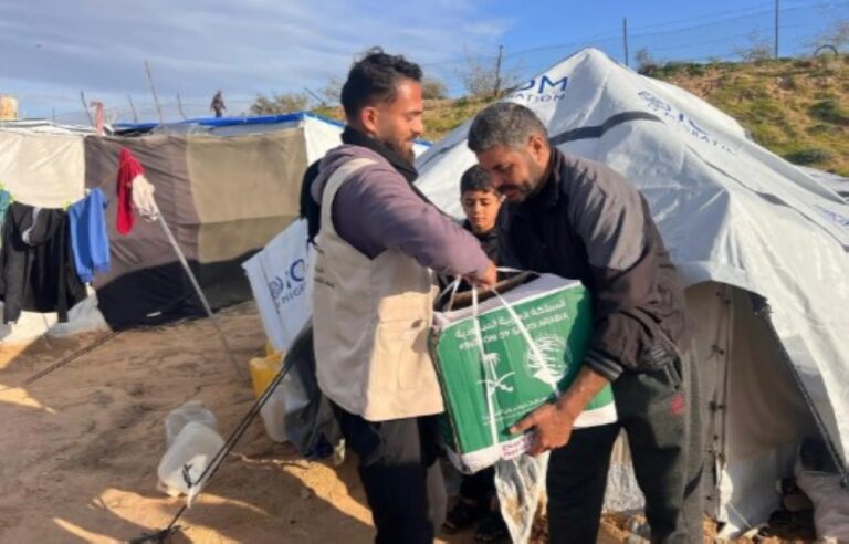 عاجل:-بالصور.-مركز-الملك-سلمان-للإغاثة-يواصل-توزيع-السلال-الغذائية-في-غزة