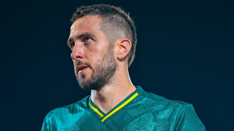 دونيس-يستقر-على-بديل-فورتونيس-في-مباراة-الخليج-والأهلي