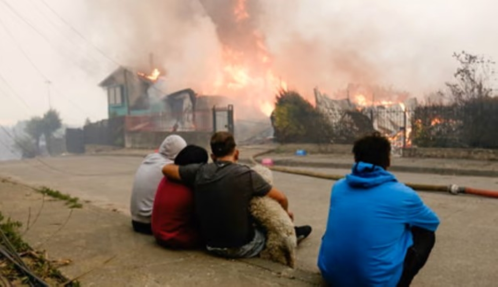 صور-|-منازل-تحولت-إلى-رماد.-الحرائق-في-تشيلي-ما-زالت-خارج-السيطرة