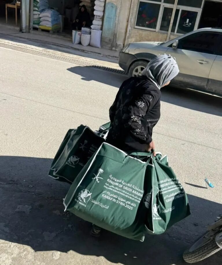 “الملك-سلمان-للإغاثة”-يوزع-194-قسيمة-لشراء-الكسوة-الشتوية-في-إدلب