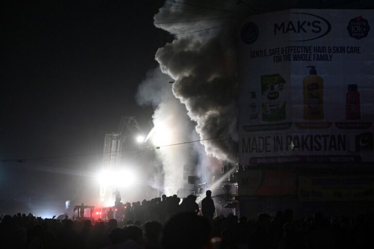 ارتفاع-حصيلة-ضحايا-حريق-مركز-تسوق-في-كراتشي-إلى-60-قتيلًا