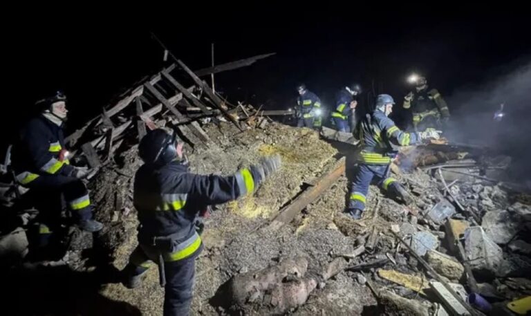 مقتل-4-وإصابة-5-وتضرر-منزلين-في-غارة-روسية-شرق-أوكرانيا