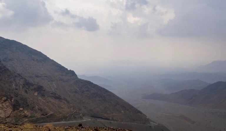 بالصور.-هطول-أمطار-بين-خفيفة-ومتوسطة-وغزيرة-على-تبوك