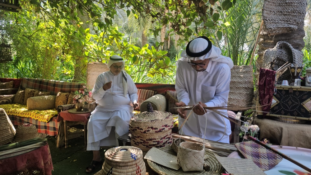 «هندسة-السعف».-كبار-السن-ينقلون-أسرار-«الخوص»-للأبناء-في-القطيف