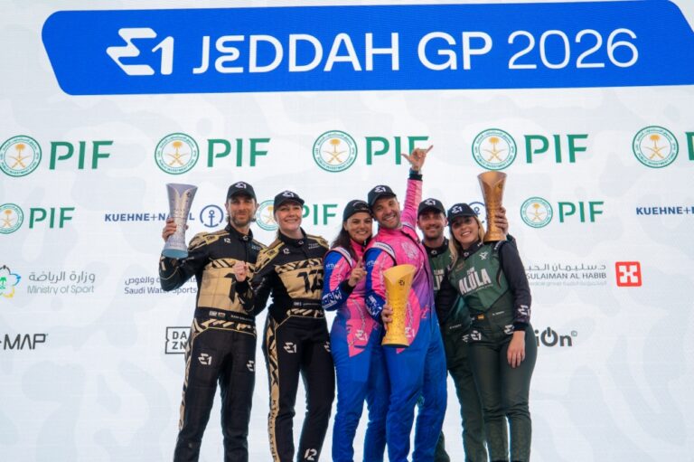 سمو-وزير-الرياضة-يتوج-فريق-“أوكي-ريسينغ-تيم”-بلقب-الجولة-الأولى-من-بطولة-العالم-للقوارب-الكهربائية-السريعة-e1-لعام-2026