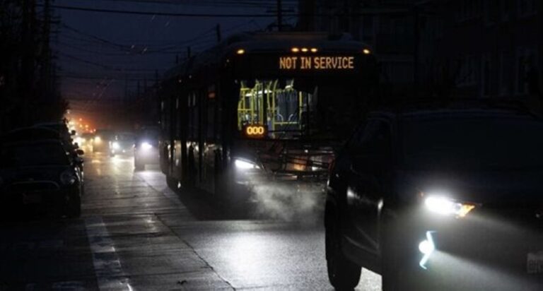 عاجل:-انقطاع-الكهرباء-عن-600-ألف-مستخدم-في-ولايات-أمريكية.-وهذا-السبب