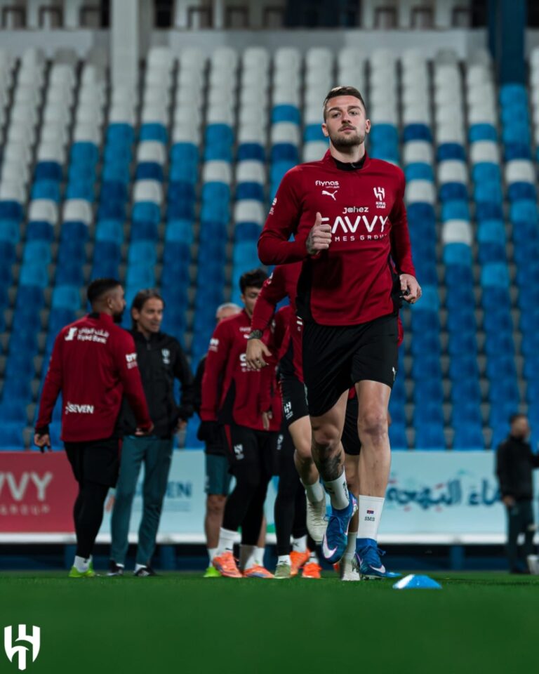 لاعب-الهلال-يغادر-إلى-المطار-مباشرة-بعد-التعادل-أمام-الرياض.-ما-السبب؟