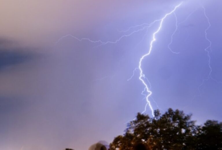 صاعقة-برق-تُصيب-30-شخصًا-في-العاصمة-البرازيلية