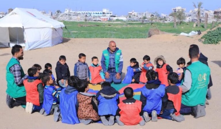 صور-|-الدعم-السعودي-لغزة.-توزيع-ملابس-شتوية-على-الطلاب-في-خان-يونس