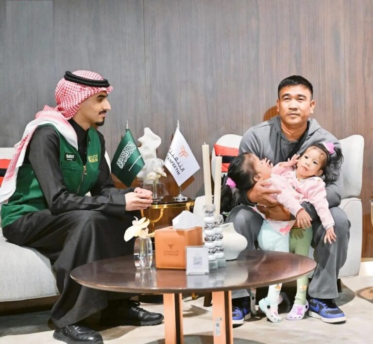 إنفاذًا-لتوجيهات-القيادة.-وصول-التوأم-الملتصق-الفلبيني-(أوليفيا-وجيانا)-إلى-الرياض