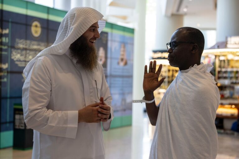 بـ10-لغات.-تفعّل-خدمة-الهاتف-المجاني-للرد-على-الاستفسارات-الشرعية