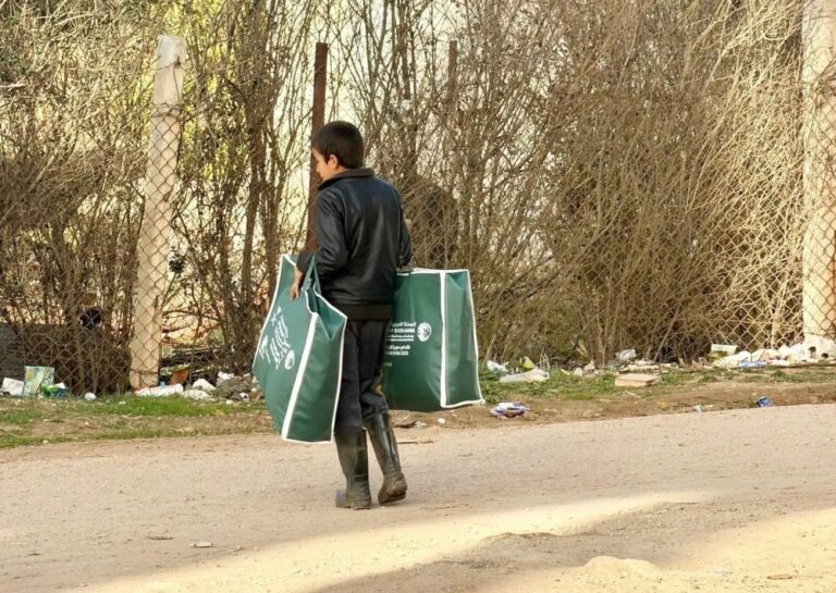 “الملك-سلمان-للإغاثة”-يوزع-584-قسيمة-لكسوة-الشتاء-في-عدة-محافظات-سورية