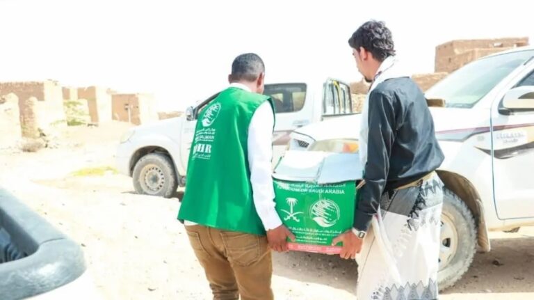 2150-سلة-غذائية.-“الملك-سلمان-للإغاثة”-يواصل-توزيع-المساعدات-في-حضرموت