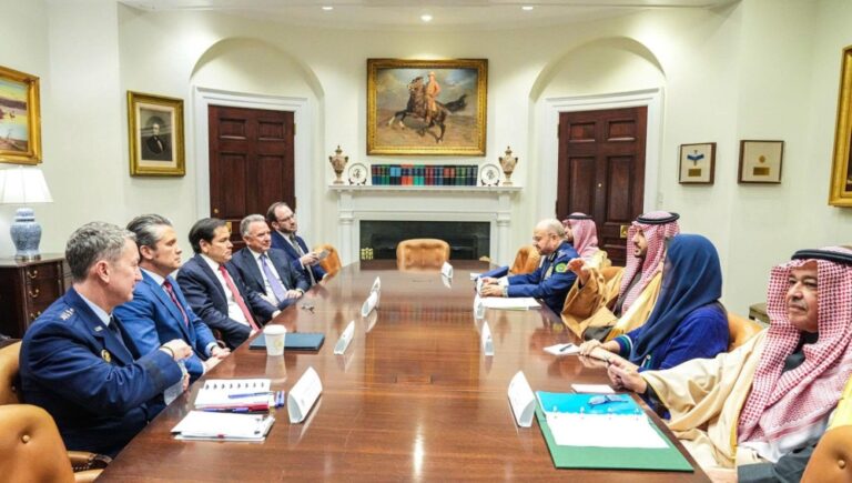 وزير-الدفاع-يبحث-جهود-السلام-مع-وزيري-الخارجية-والحرب-الأمريكيين