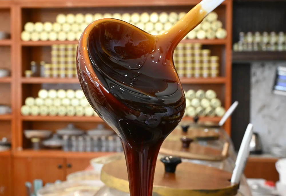 العسل-والحنيذ.-نكهة-تراثية-عسيرية-تعكس-هوية-المكان