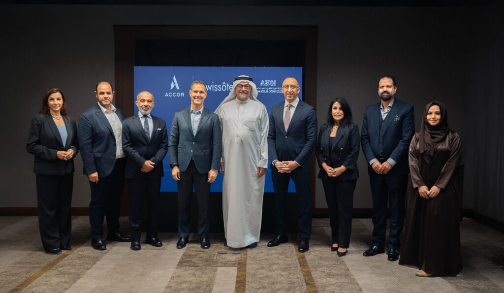 "أكور" والشركة العربية للفنادق والتعهدات توقعان شراكة استراتيجية لإطلاق سويس أوتيل جدة الحمراء 86 IMG 20260126 WA0014