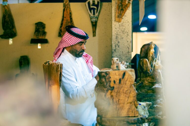 الحدود-الشمالية.-النحت-على-جذوع-النخيل-يبرز-الهوية-الوطنية