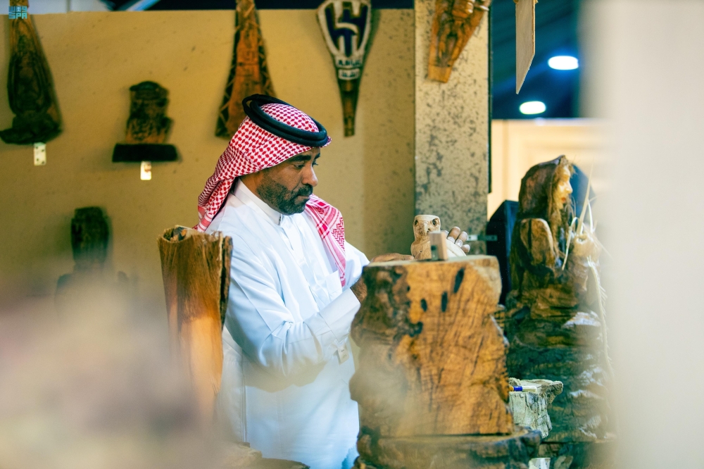 الحدود-الشمالية.-النحت-على-جذوع-النخيل-يبرز-الهوية-الوطنية