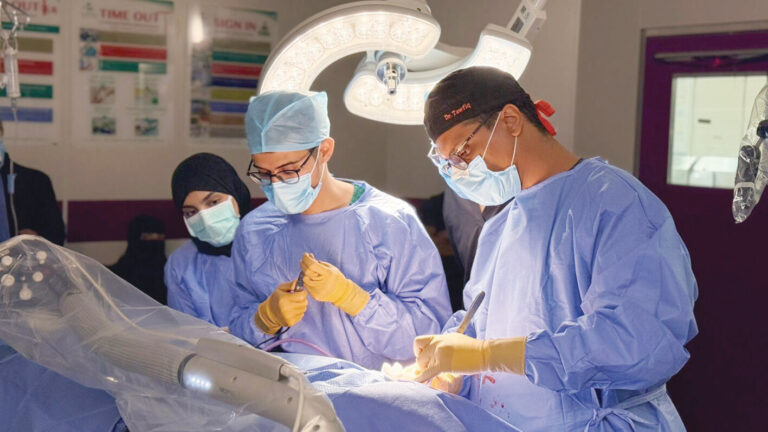 مستشفى-الملك-فهد-في-جازان-يُجري-عملية-بالذراع-الروبوتية