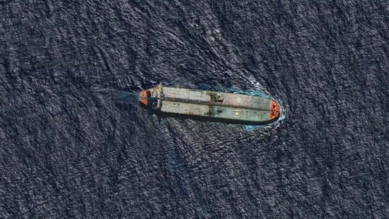 ضبط-7-منها-فقط.-800-سفينة-من-“الأسطول-المظلم”-تبحر-في-العالم