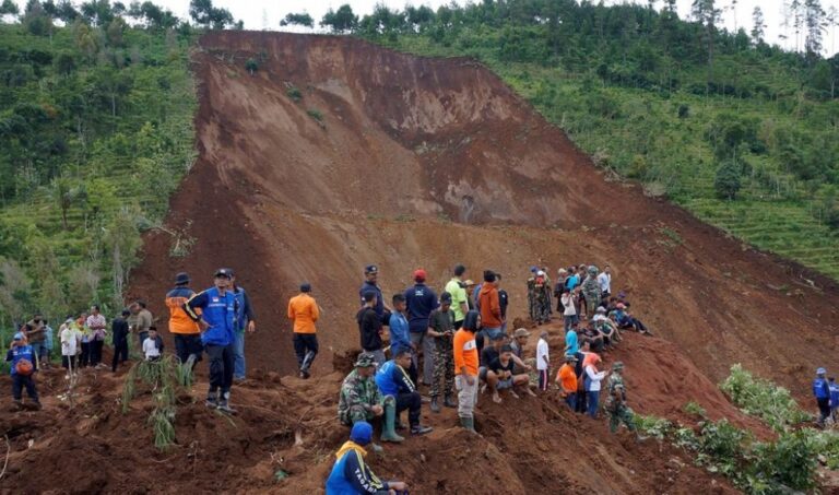 ارتفاع-ضحايا-انهيار-التربة-في-إندونيسيا-إلى-74-قتيلًا.-والبحث-مستمر