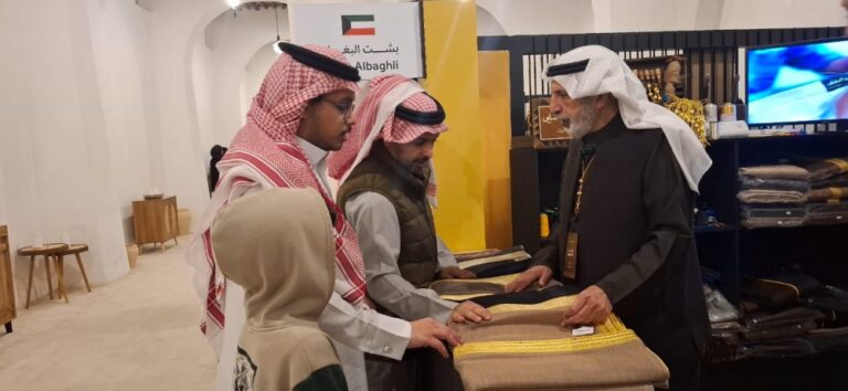 صور.-5-دول-عربية-تستعرض-فنون-حياكة-البشت-بالأحساء