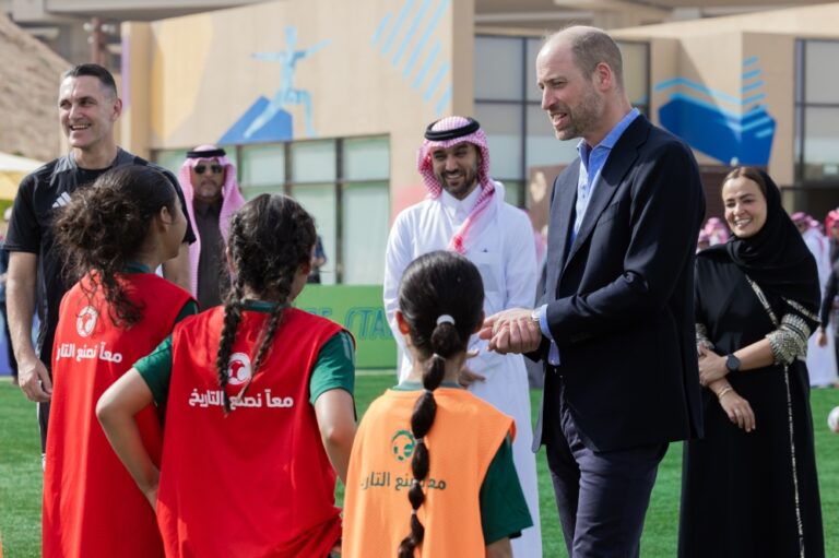 ولي-العهد-البريطاني-الأمير-وليام-يلتقي-لاعبات-كرة-قدم-في-السعودية
