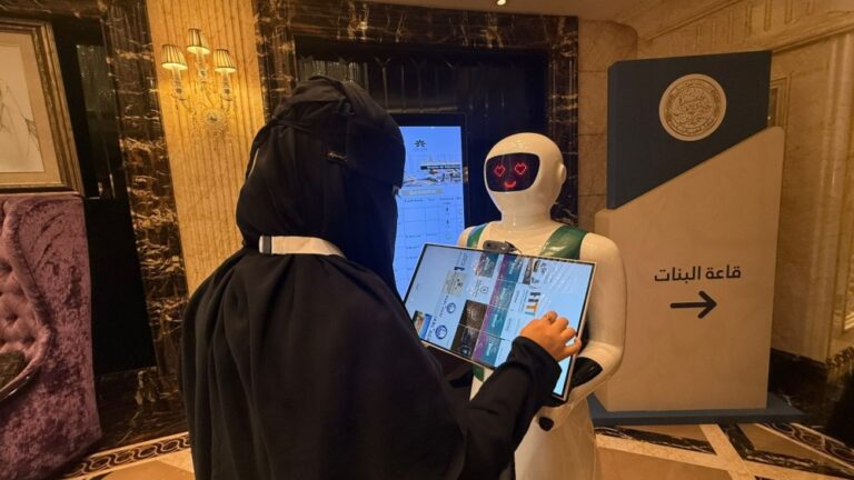 روبوتات-ذكية-وذكاء-اصطناعي-لخدمة-مشاركي-وزوار-مسابقة-الملك-سلمان-لحفظ-القرآن