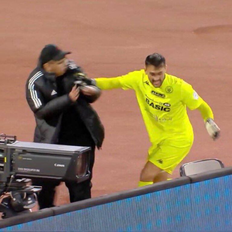 عاجل-حارس-الخلود-يعتذر-لحامل-الكرات-بعد-واقعة-مباراة-النجمة