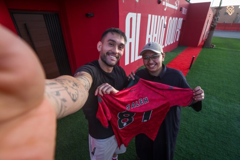 الخلود-يطوي-صفحة-أزمة-حامل-الكرات-باستقبال-خاص-واعتذار-رسمي-من-كوزاني