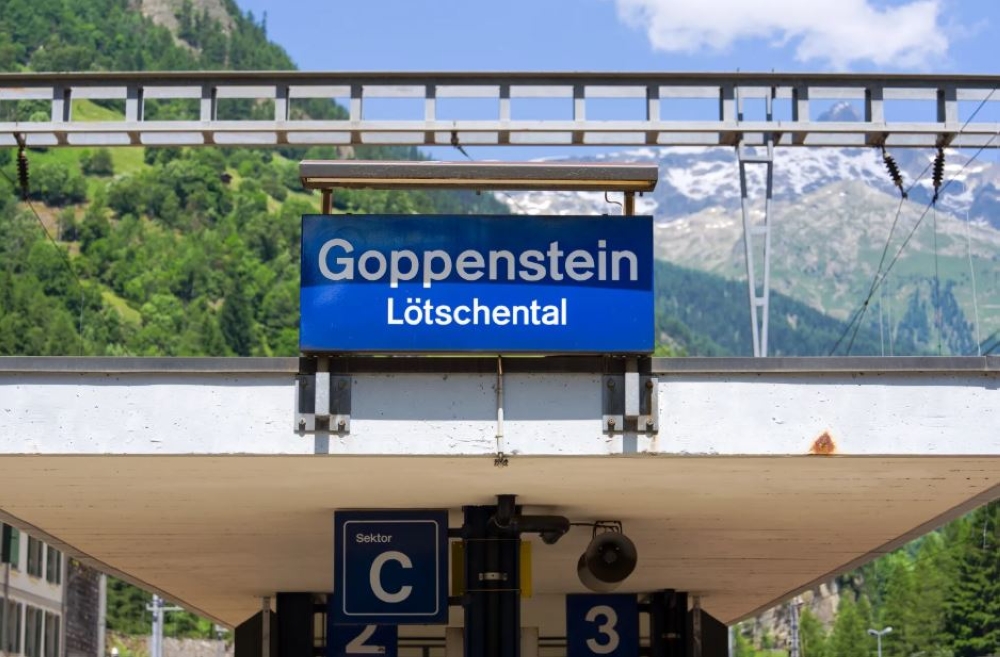 انحراف-قطار-في-سويسرا-بجبال-الألب-جراء-انهيار-جليدي.-وإصابة-5-ركاب