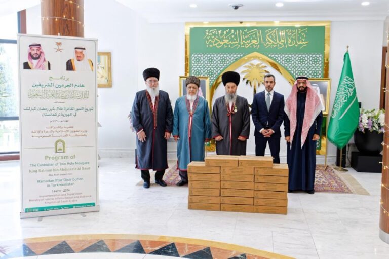الشؤون-الإسلامية-تسلم-هدية-خادم-الحرمين-الشريفين-من-التمور-إلى-تركمانستان