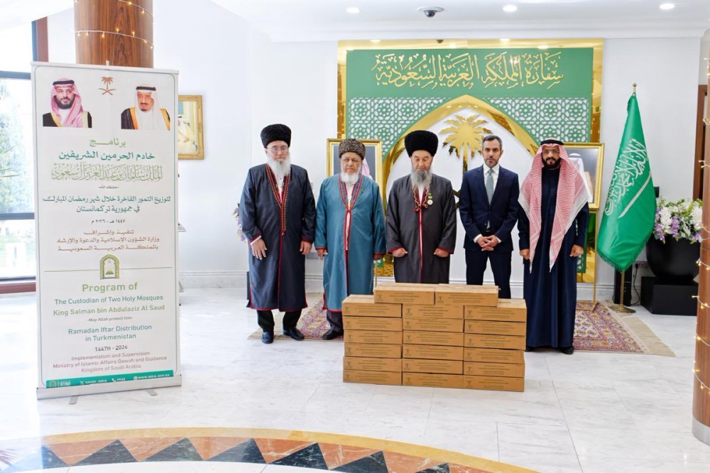الشؤون-الإسلامية-تسلم-هدية-خادم-الحرمين-الشريفين-من-التمور-إلى-تركمانستان
