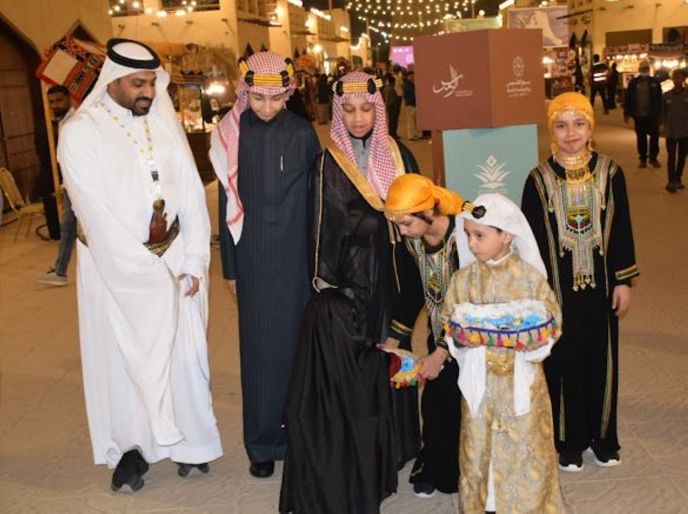 القطيف تتوشح الفخر: احتفال باليوم الوطني ومهرجان الخيالة والصقارة يضيء "الرامس" 25 الليلة.-القطيف-تحتفي-بالتأسيس-والخيالة-والصقارة-تزين-مشروع-الرامس