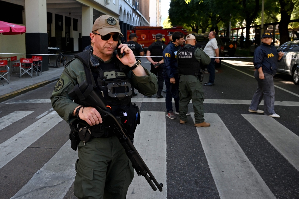 طرد مشبوه يهز كلية شرطة أرجنتينية ويُسفر عن إصابات. 9 إصابة-3-أشخاص-في-انفجار-طرد-مشبوه-بكلية-للشرطة-في-الأرجنتين