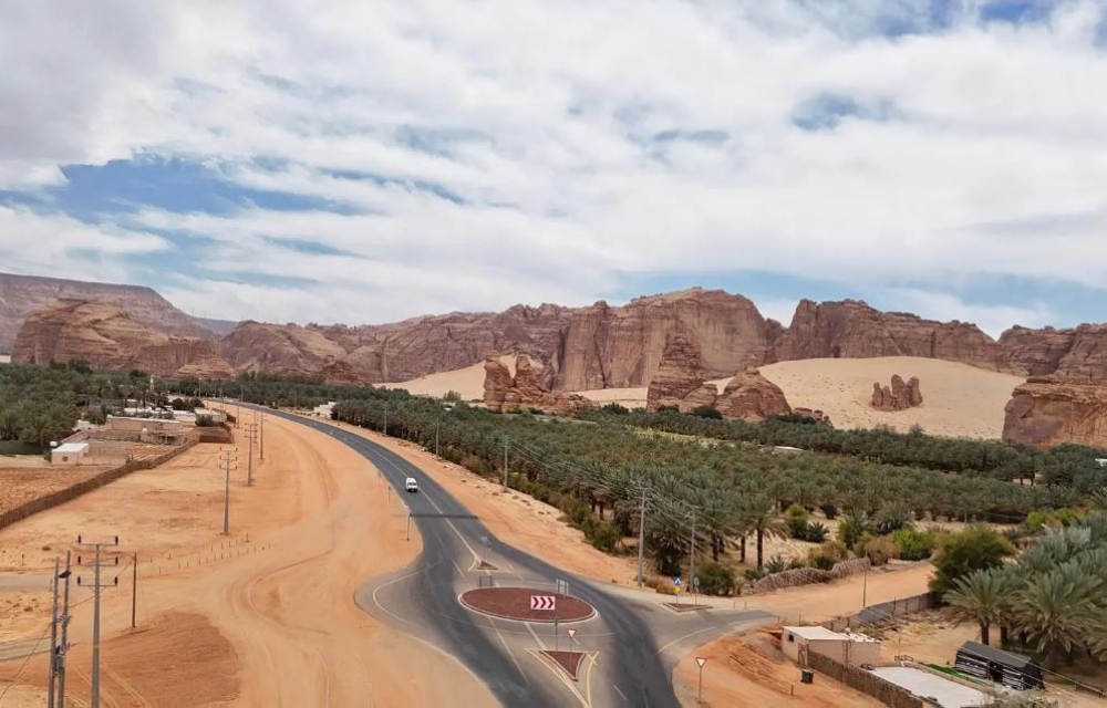 العُلا: سيمفونية طبيعية بين الجبال والواحات. 21 طرقات-العُلا.-لوحة-بصرية-تمتد-بين-التكوينات-الجبلية-وواحات-النخيل